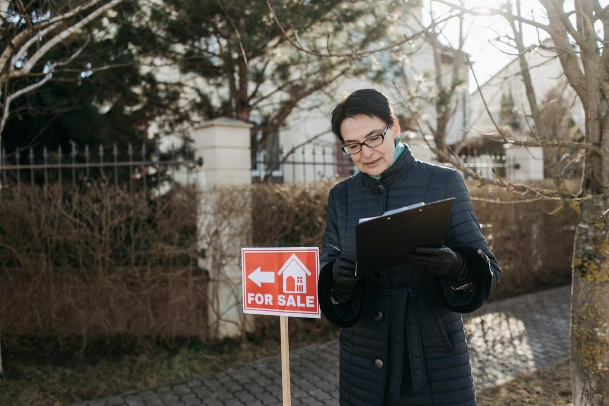 How to Write Property Descriptions That Convert Browsers into Buyers